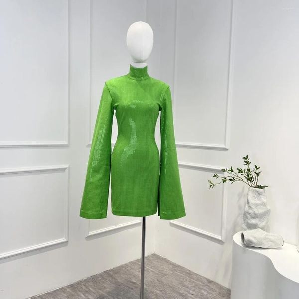 Abiti casual 2024 Primavera Estate Stile di lusso di alta qualità Verde Maniche lunghe svasate Dolcevita Solid Paillettes Mini abito da donna