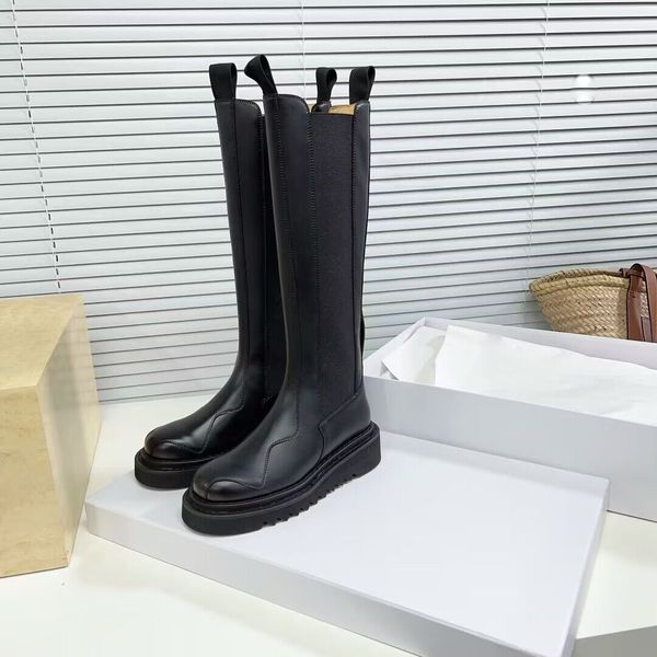 2024 designer estilo britânico chelsea botas femininas de luxo couro real sola grossa meados de bezerro botas femininas emblema de metal elástico deslizamento-on botas tp