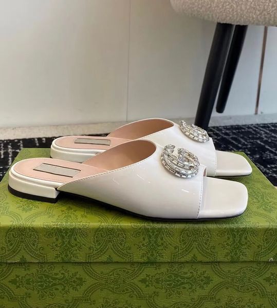 Designer di lusso Donna Slide Flats Sandali con cristalli Scarpe Hardware scintillante Doppia G Pantofole da spiaggia estive Pelle verniciata Nude Nero Verde Lady Walking