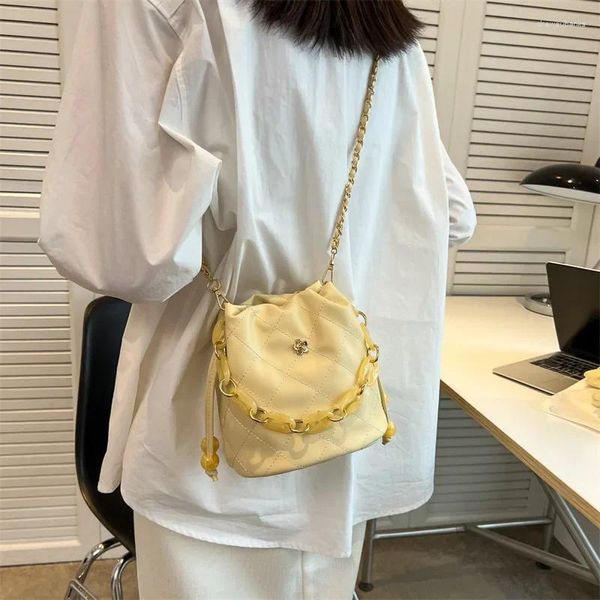 Abendtaschen Rucksack 2024 Damen trendige strukturierte Eimertasche Mode Nische Diamantkette Western-Stil vielseitige Schulter-Crossbody