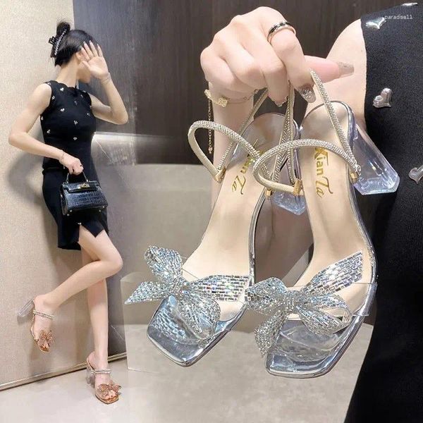 Sapatos de vestido moda casual primavera verão 2024 sandálias de lantejoulas de cabeça quadrada são saltos altos transparentes finos