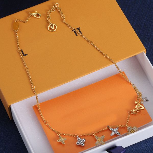 Collana Lucky L Designer per donna Collana pendente Placcato oro 18 carati Argento placcato acciaio inossidabile madreperla Tema floreale con diamanti Collane Notte stellata