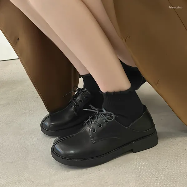 Kleidschuhe Britischer Preppy-Stil Zwei tragende Schnür-Loafer Frauen 2024 Herbst Falsche Zehen Bequeme flache kleine Lederschuhe