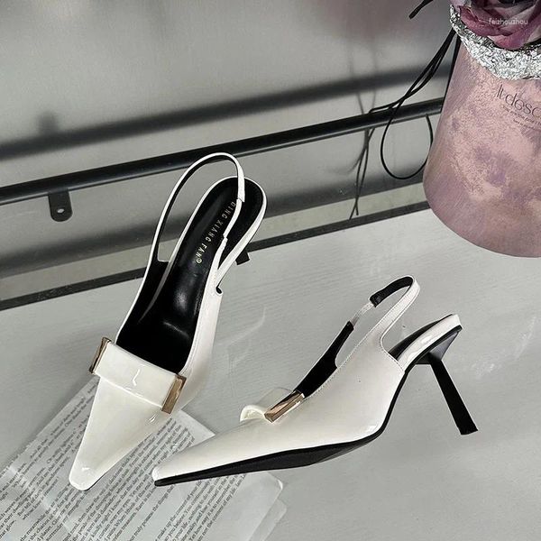 Модельные туфли 2024 Дизайнерские женские туфли-лодочки из искусственной кожи с острым носком, металлические украшения с босоножками на пятке, элегантные туфли на тонком высоком каблуке для выпускного вечера