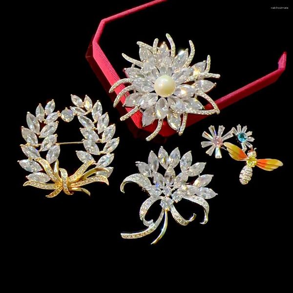 Broches espumantes de luxo zircônia cúbica multicamadas broche de floco de neve flor abelha corsage elegante temperamento terno acessórios de buquê de pinos