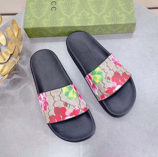 Terlik Sandallar Tasarımcı Slaytlar Klasik Paris Moda Pantoufle Yaz Kızları Plaj İzleyicileri Siyah Beyaz Kırmızı Hayvan Baskı Flip-Flops Çiçek Şam Köpüğü Koşu