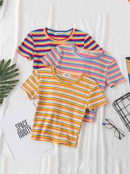 Neues Damen-Regenbogen-gestreiftes Top, ultradünnes, schmal geschnittenes T-Shirt, Harajuku-T-Shirt, Sommer-Kurzarm-koreanisches T-Shirt für Damen, Top 240227