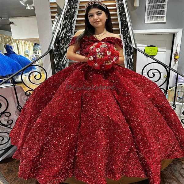 Блестящие красные платья Quinceanera с пайетками 2024 Элегантное бальное платье с открытыми плечами Sweet 16 Vestidos de XV anos Платье на день рождения 15 лет Костюм на Хэллоуин Платье для выпускного вечера шестнадцатилетия