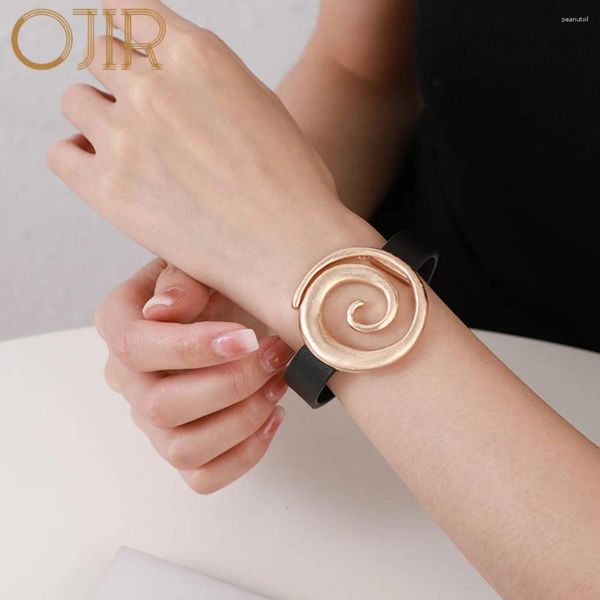 Charm Bilezikler Kadınlar İçin El Yapımı Altın Renk Vintage Boş Out Spiral Şekli Alaşım Metal Bangles Goth Mücevher Retro Aksesuarları