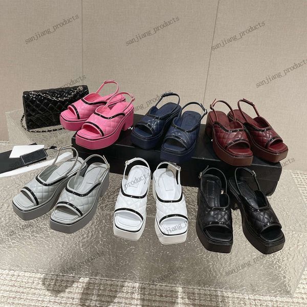 Plateau-Absätze, Keilsandalen, berühmte Designer-Damen, kariert, Matelasse, gesteppt, Sandalen aus echtem Leder, C-Perlen, Slides, Knöchelschnalle, Schuhe, Slipper mit klobigem Absatz, Sandali