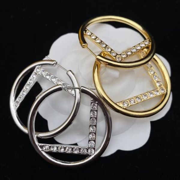 Top designer Designer Women Ear Studs Stalls Set Fashion Diamond Shiny Gold Hoop Orecchini per Charm Lady Letter Penderant Earring Americes Gioielli da sposa