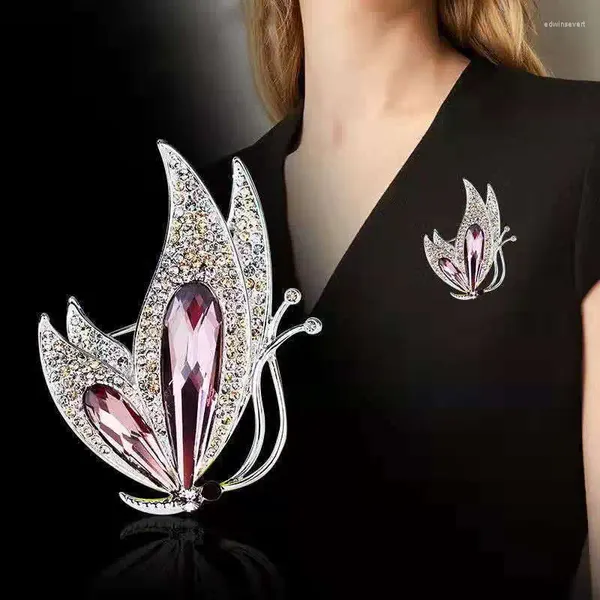 Broschen Luxus Kristall Schmetterling Brosche Für Dame Tier Strass Pins Mode Elegante Kleid Anzug Zubehör Damen Corsage Outfit Geschenk