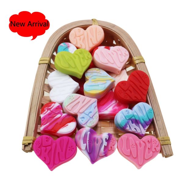 Clipes 2024 Novo 50pcs colorido Tiedye Candy Colors Be Kind Heart Loves Ambos do Love Sidado Silicone Focal para canetas Fazendo jóias