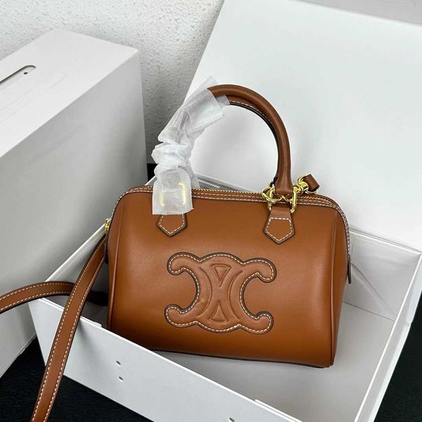 Triomphes Damenhandtasche Designer-Tasche Umhängetaschen Guangzhou 2024 New Bull Leather Boston Bag Handheld Crossbody Pillow