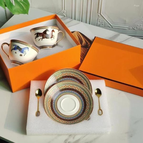 Tazze Piattini Cavallo Set da caffè Tazza in ceramica Porcellana Servizio da tè Regalo di lusso Bone China Decorazione di nozze Bicchieri235z