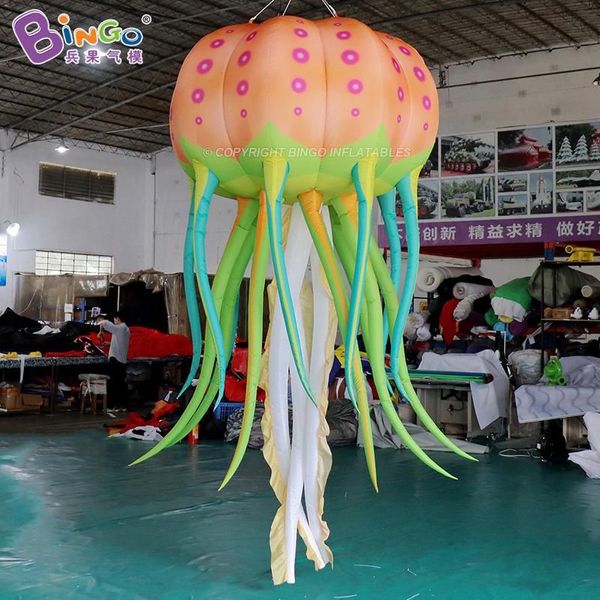 L'inflazione gonfiabile all'aperto delle meduse di altezza 4M accende i modelli animali di tema dell'oceano per la decorazione di carnevale del partito con l'evento di pubblicità dell'aeratore gioca lo sport