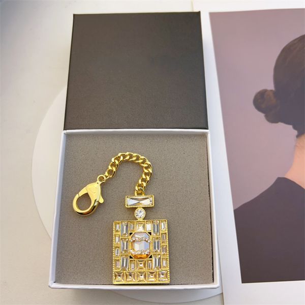 Luxus-Schlüsselanhänger, modischer goldener Anhänger, Diamant-Designer-Schlüsselanhänger, quadratisch, für Damen und Herren, Schlüsselanhänger, Straßen-Gentleman, stilvoller Kristall-Säulen-Schlüsselanhänger