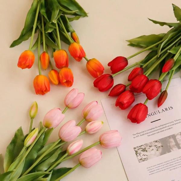 Fiori decorativi Bouquet di tulipani a 5 teste Realistico tocco reale Fiore finto in silicone per decorazioni per la casa di alta qualità