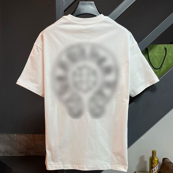 SS24 Show Дизайнерская летняя мужская футболка с логотипом «Подкова» и хлопковым принтом на санскрите и крестом. Мужская футболка для отдыха и вечеринок. Спортивные футболки с сердечками.