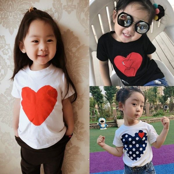 Kids Play Moda Mens Camisetas Parenting Designer Red Heart Shirt Boy Girl Family Matching Casual Camiseta Algodão Bordado Manga Curta Verão T-shirt Tamanhos Asiáticos