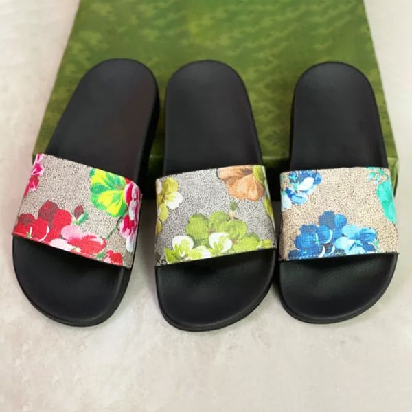 Sandálias de designer mulheres chinelos bottoms verão homens mulheres slides sandália listrada borracha praia causal banheiro casa sapatos chinelo