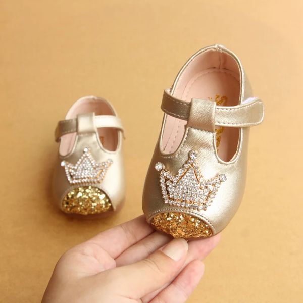 Outdoor Fashion Bling Crown Baby Mädchen Einzelschuh 13 Jahre alte Mädchen Wohnungen Bebe Mädchen Kleid Schuhe Größe 1525 Prinzessin Lederschuh