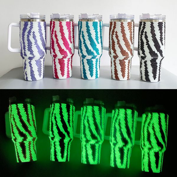 ABD Stokta Büyük Kapasiteli 40oz Zebra Baskı Karanlıkta Tam Bling Adam İzli Yalıtımlı Paslanmaz Çelik Tumbler Açık Seyahat Termos Su Şişesi Saman