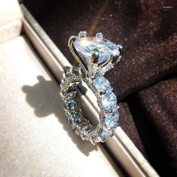 Anelli a grappolo 2024 Colore argento di lusso con grande pietra di zircone bling per le donne Regalo di gioielli di moda per fidanzamento di nozze