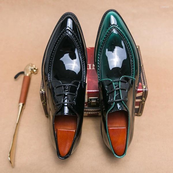 Scarpe eleganti in pelle verniciata di lusso con superficie lucida da lavoro da uomo moda a punta da ufficio Oxford gentiluomo nero verde festa