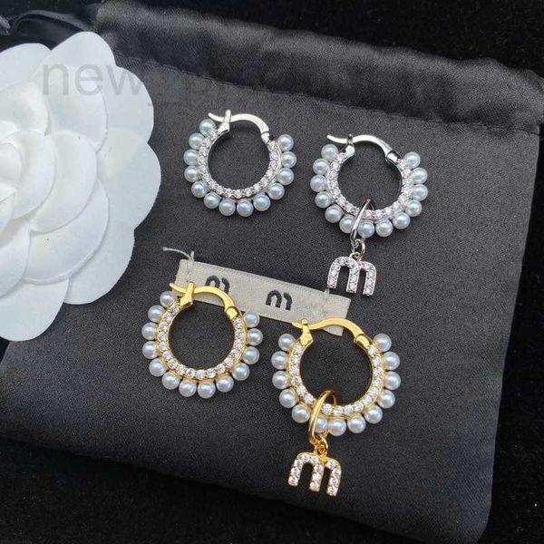 Orecchini di perle asimmetrici con lettera M di design di fascino, in stile temperamento ad alto senso. Orecchini con diamanti PGZN