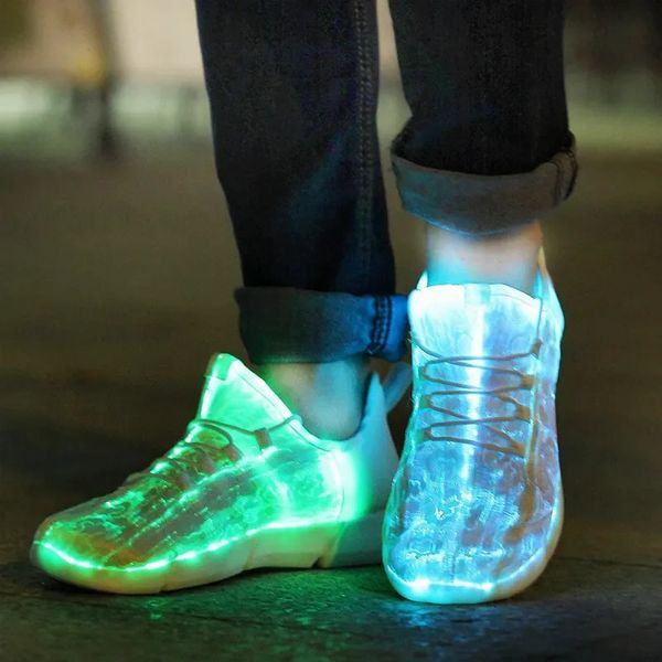 Spring Boy Luminous Sneakers brilhantes homens Mulheres meninas LED LED SAPATOS LUZ FRIANÇAS PLINHANDO COM ADULTOS LOUGOS SAPOS DE RECHARGE DE USB 240220