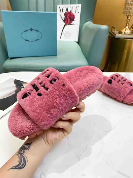 2024 Fur quente chinelo de lã chinelo rosa logotipo bordado terry pano slides para mulheres sapatos de plataforma design de luxo inverno indoor flip flop sapato com caixa eu35-42