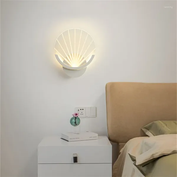 La lampada da parete sul comodino in camera da letto è semplice, moderna, leggera e lussuosa.2024 Decorazioni per la cameretta dei bambini calde delle celebrità online