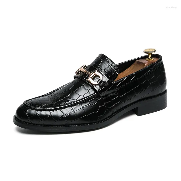 Повседневная обувь Дизайнерские лоферы с металлическими пряжками Мужские деловые платья Модные черные лакированные кожаные слипоны с острым носком