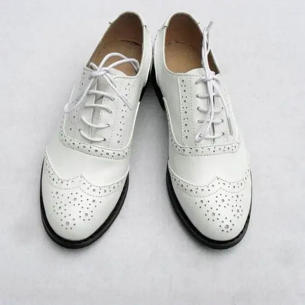 Sapatos casuais vento britânico esculpido branco patente couro brogue lace up mocassins femininos oxford para mulheres
