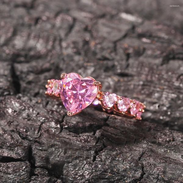 Fedi nuziali RACHELZ Luce di lusso Pieno di zirconi rosa Anello di fascino del cuore Tendenza Elegante placcato oro 14K cristallo lucido per gioielli da donna uomo