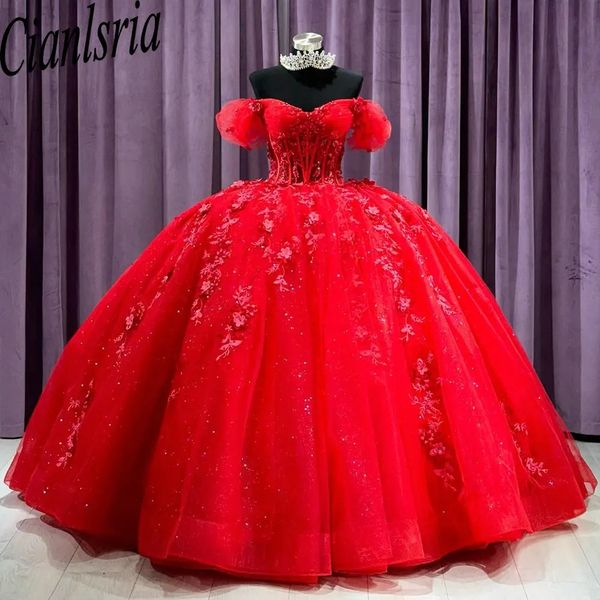 Abito da ballo in pizzo con applicazioni floreali Illusione rossa Abiti Quinceanera con spalle scoperte Corsetto di cristallo lucido Abiti da 15 anos