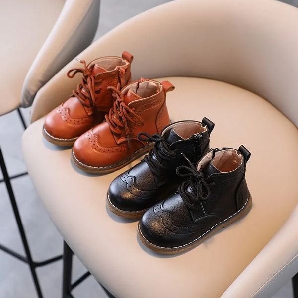 2024 обувь Детские ботинки в британском стиле с резьбой из искусственной кожи Коричневые, черные короткие ботинки для мальчиков и девочек 2130 Однотонная детская обувь на молнии для малышей Лучшее качество