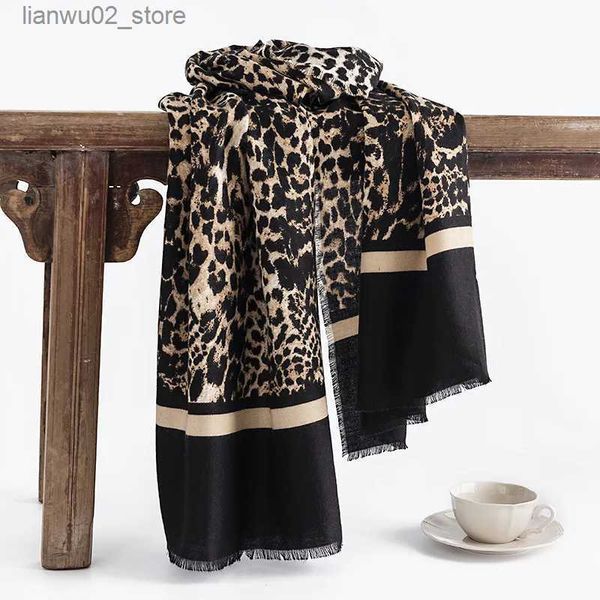 Lenços Europeus Americanos Moda Leopardo Impressão Imita Cashmere Mulheres Inverno Quente Xaile Q240228