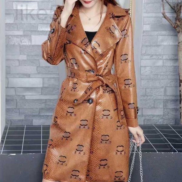 Mulheres Trench Coats Designer Designer de Alta Qualidade Couro Longo Casaco Moda Lapela Manga Cinto Letra Completa Logo Impresso SYX7