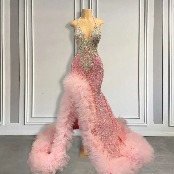 Lange rosa Ballkleider für schwarze Mädchen mit Rüschen und seitlichem Schlitz, glitzerndes Meerjungfrau-Abschlusskleid mit Kristallperlen 2024 240226
