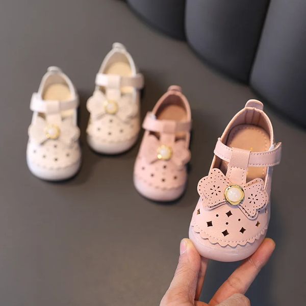 Ao ar livre couro macio arco sapatos de bebê respirável recortes da criança meninas sapatos 2021 primavera verão coreano rosa bege sapato para menina e02102