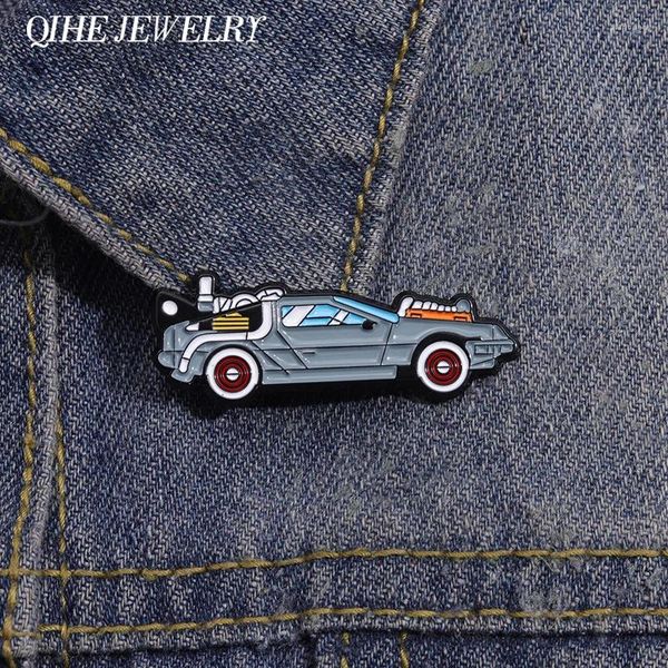 Broschen Retro Cartoon Sport Auto Emaille Pin Science Fiction Filme inspiriert Fahrzeug Brosche Jacke Revers Abzeichen Schmuck Geschenk für Freunde