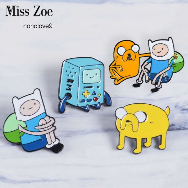 Miss Zoe Adventure Time Spilla smaltata Spille Finn e Jake Borsa Abbigliamento Spilla Bottone Distintivo Cartoon Gioielli Regalo per gli amici Spilla per bambini