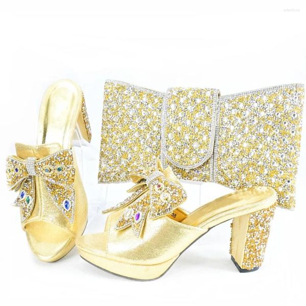 Scarpe eleganti da donna con strass color oro italiano e borsa abbinata, design alla moda, per feste serali