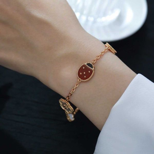 Gioielli di design Bracciale di lusso Catena a maglie Vanca Quattro foglie di erba Sette coccinelle Bracciale a cinque fiori Donna Oro 18 carati Doppia faccia Fritillaria bianca naturale AC6B