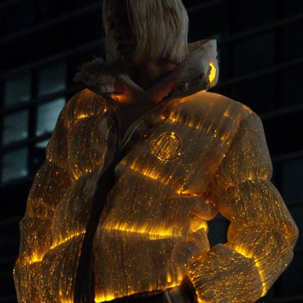Gli stilisti consegnano mostri Fibra di palma rifrazioni della luce dorata Piumino ottico Angeli Uomo Donna Illuminazione a LED Piumini fluorescenti Cappotto imbottito