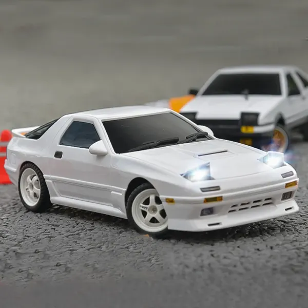 Autos Rc Auto Für Mazda LD1802 AE86 1/18 2,4G Rc Drift Fahrzeuge Auto ESP Gyroskop Led-leuchten Volle Skala Gesteuert Modell Kinder Spielzeug