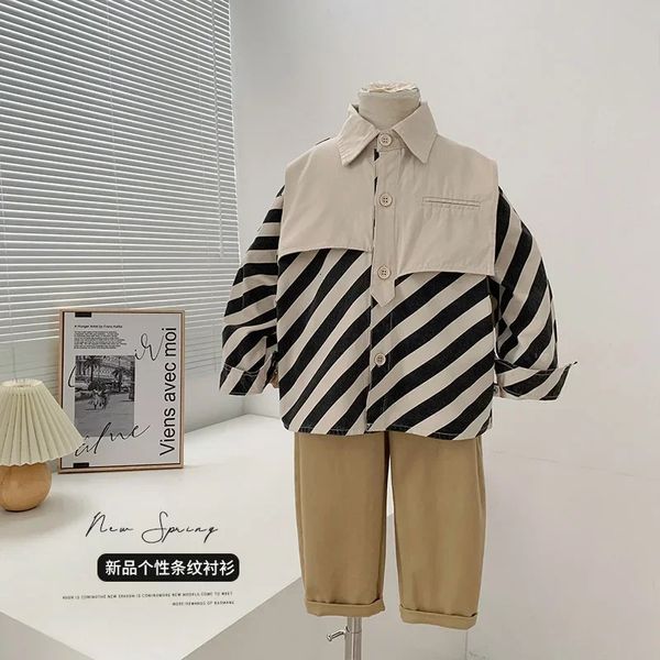 Abbigliamento per bambini della prima primavera Camicia irregolare stile coreano Camicia a righe con cuciture belle per ragazzi 240223