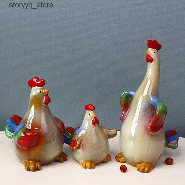 Altro Decorazioni per la casa Artigianato in ceramica Gallo di pollo Set di tre pezzi Una famiglia di tre ornamenti pasquali Scultura di animali artificiali Decorazione della casa Q240229